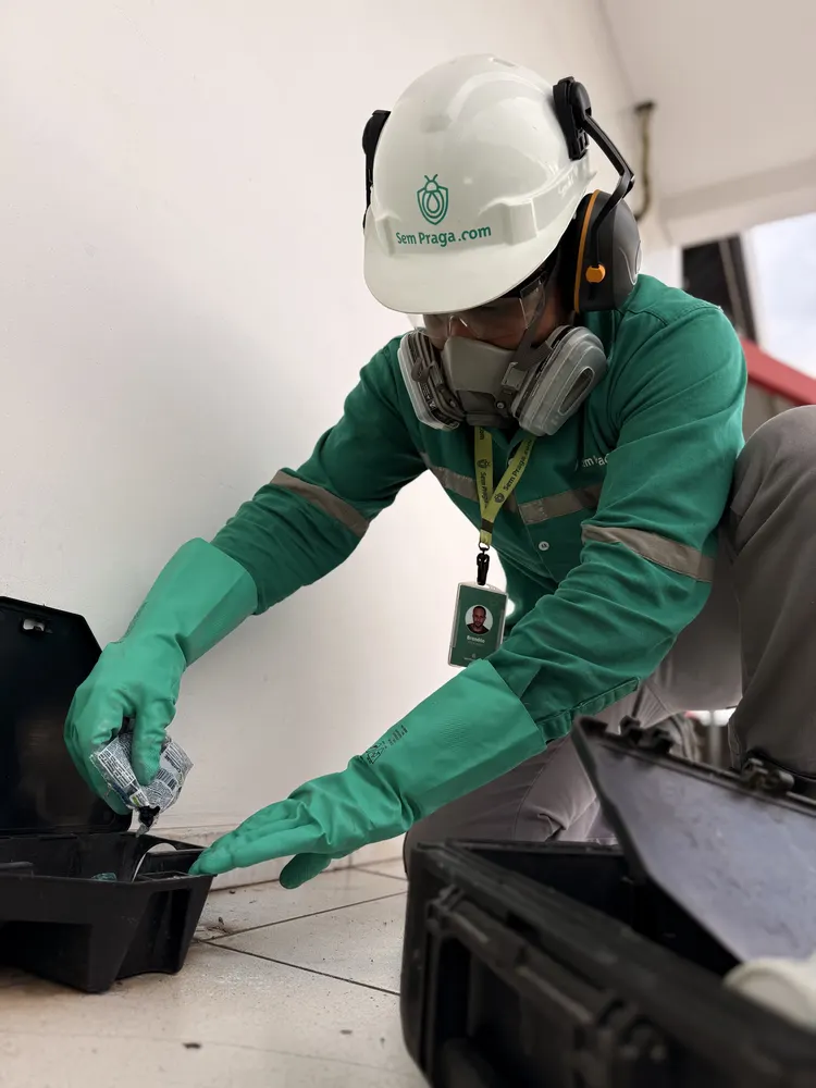 Profissional equipado inspecionando um ponto de controle