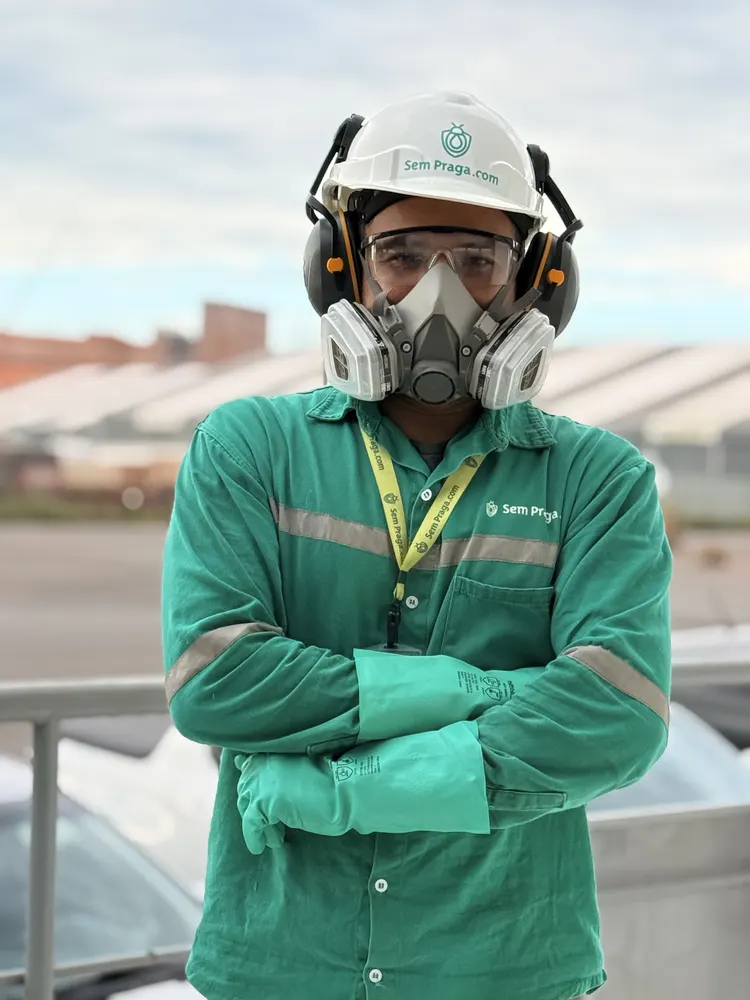 Profissional da SemPraga equipado para atendimento técnico